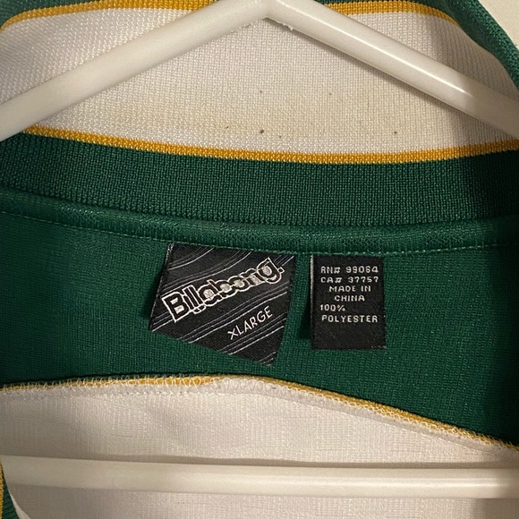 Vintage and unique billabong zip up sweater. Great material and features - Picture 4 of 4